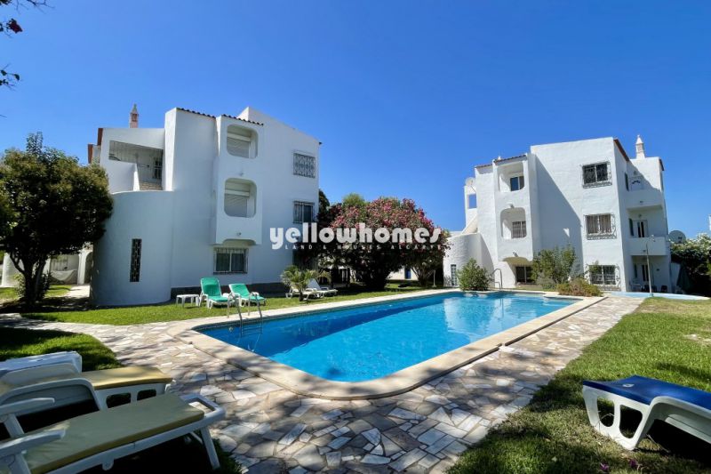 Acolhedor T2 no rés-do-chão com piscina e jardim comum em Quarteira